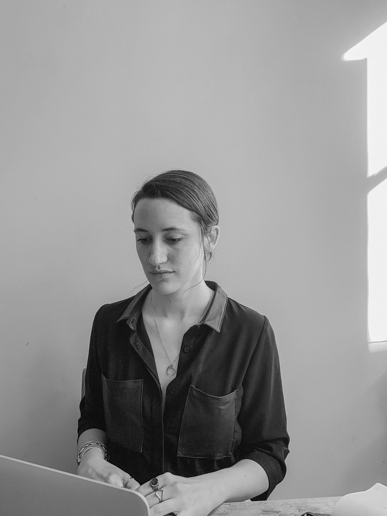 Judith Gillet sur l'ordinateur