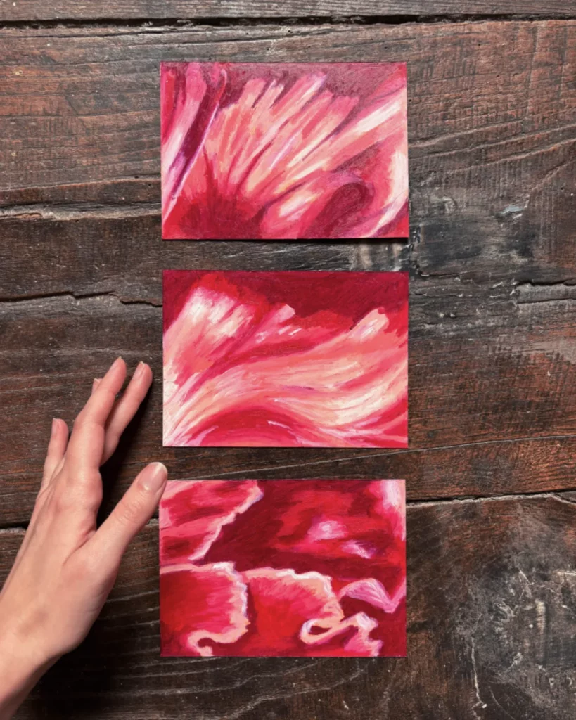 Les Fleurs – triptyque de pastels à l'huile sur papier épais rose – 3 x A6